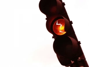 Recomiendan a los conductores reducir la velocidad y a los peatones la máxima prudencia en todas las intersecciones semafóricas dañadas en Yopal, Casanare.