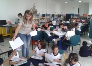 Esta sala cuenta con el mobiliario, diseñado, especialmente, para atender la población infantil de 4 a 12 años de edad.