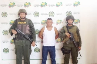 La Policía Nacional informó que capturó en Tame a un hombre que merodeaba cerca a las instalaciones de la Fiscalía. Albeiro Lizarazo Gelves, como fue identificado tenía detención domiciliaria en Saravena, por los delitos de rebelión y concierto para delinquir.