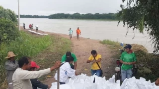 Trabajos para evitar que el río Arauca se desborde en el sector de Barrancones en Arauca.