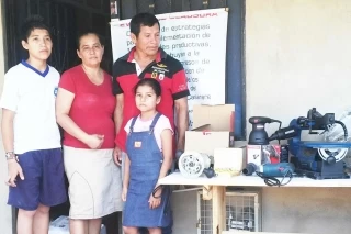 Diez familias pertenecientes a la Red unidos y al programa familia de la Oficina de Acción Social Departamental recibieron los materiales, insumos y productos que requieren para poner en marcha el normal funcionamiento de sus unidades productivas.