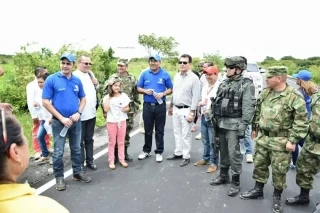 El gobernador Facundo Castillo Cisneros y el secretario de infraestructura física del departamento, hicieron un recorrido por el tramo carreteable para verificar los alcances de la obra .