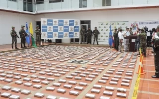 Cinco personas fueron capturadas en el departamento del Vichada cuando transportaban por el río Meta mas de seiscientos kilos de clorhidrato de cocaína que al parecer iba con destino a la república bolivariana de Venezuela.