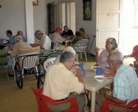 De lunes a sábado las personas adultas mayores, en los 25 puntos ubicados en Villavicencio y 19 ubicados en diez municipios del Meta reciben este programa.
