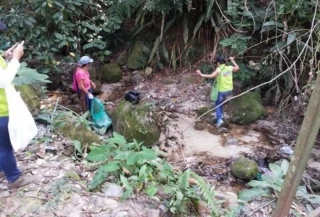 Catorce toneladas de residuos sólidos se recogieron en la jornada de limpieza que se realizó en el Caño Vitalia, en el barrio Villa Lorena.