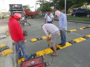 Rofer Roncancio Sanabria, secretario de Tránsito y Transporte de Yopal anunció que hacen revisión de daños en lugares donde instalaron reductores de velocidad.