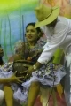 Señorita Barrio Villa del Prado: Tocando el Furruco, instrumento llanero que fue reeplazado por el bajo.