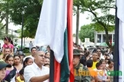 Celebración 20 de julio en Arauca: Luis Emilio Tovar izo la bandera del municipio de Arauca.