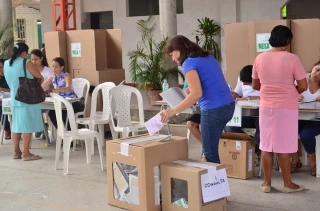 Elecciones: Votación en el puesto de la unidad educativa Simón Bolívar de Arauca.