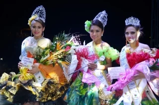 Reina: Maira Alejandra Firacative Mora, Meta (Centro), Virreina: Angie Lizeth Romero González, Vichada (izq); Primera princesa: María Gabriela López Loreto, Guárico.