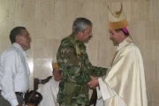 Posesión Obispo Diócesis de Arauca: El Brigadier General Jaime Reyes Bretón saluda al nuevo Obispo de la Diócesis de Arauca, Monseñor Jaime Muñoz Pedroza.
