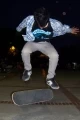 Skateboarding a lo araucano: Jovenes practicando Skateboarding en la plazoleta de la Alcaldía municipal.