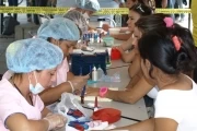 Ayudatón pro familia Porvenir: Los alumnas del Sena prestan el servicio de peluquería, el dinero recogido es para el ayudatón.