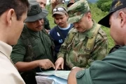 Reunión Militares de Colombia y Venezuela: Los dos generales revisaron los mapas de la zona del Guamo en Cubara.