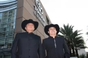 Caballo!, del “Cholo” Valderrama:  Primer Grammy Latino para la música llanera: Walter y Cholo, al ingreso al Toyota Center.