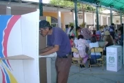 Referendo 2003: Votando en el colegio Santander.