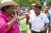 Ismael Tovar y un indígena que muestra la zaranda que partió.