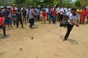 Indigenas partiendo zarandas