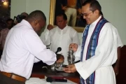 Nuevos concejales: Lavado de mano por parte del padre Carlos Alberto Hurtado.