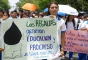Marcha defensa regalías: Estudiantes de la Unidad Educativa Santa Teresita